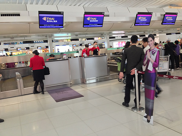 香港国際空港 タイ航空チェックインカウンター 画像