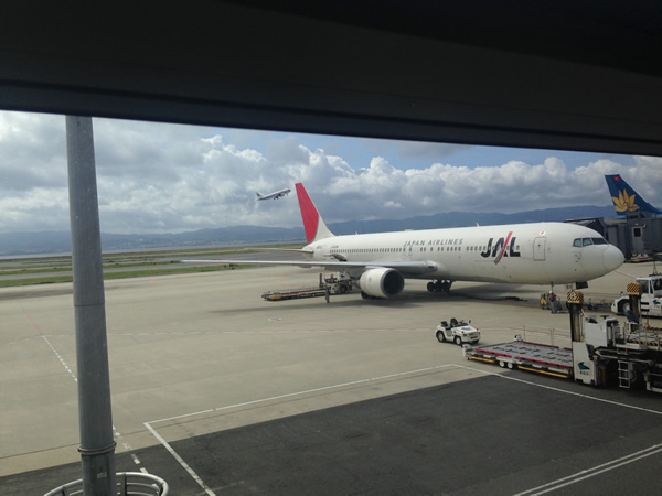 JAL機と飛び立つ飛行機画像