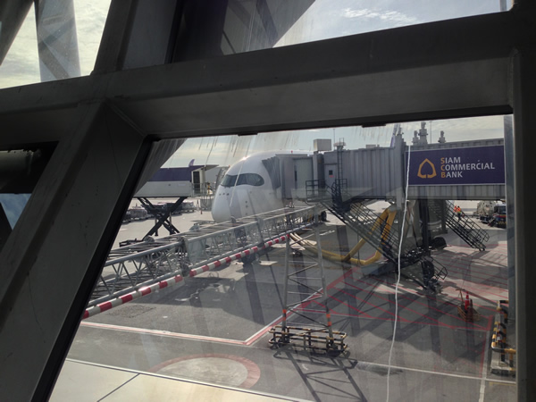 窓から少し見えるタイ航空A350画像
